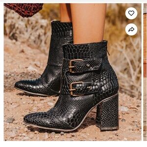 Freebird Joeys size 8 worn a handful of times- come with the dust bags.